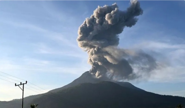 Gunung Lewotobi Laki-Laki di Flores Timur erupsi setinggi 1000 meter. Foto/ANTARA