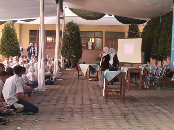 Kegiatan MPLS hari pertama yang dilakukan Yayasan Pendidikan SMA Bina Muda di wilayah Desa Tenjolaya, Kecamatan Cicalengka, Kabupaten Bandung. (Yanuar/Jabar Ekspres)