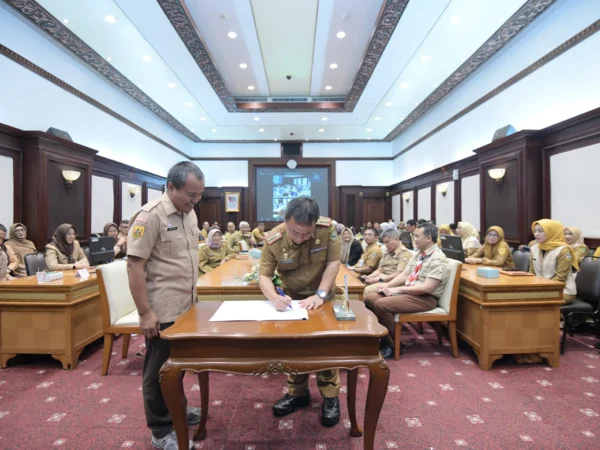 Sekda Jabar Herman Suryatman saat konsolidasi BKPSDM - BKD se - Jabar dan pencanangan Pembangunan Zona Integritas menuju Wilayah Bebas dari Korupsi di Gedung Sate, Kota Bandung, Senin (15/7/2024).