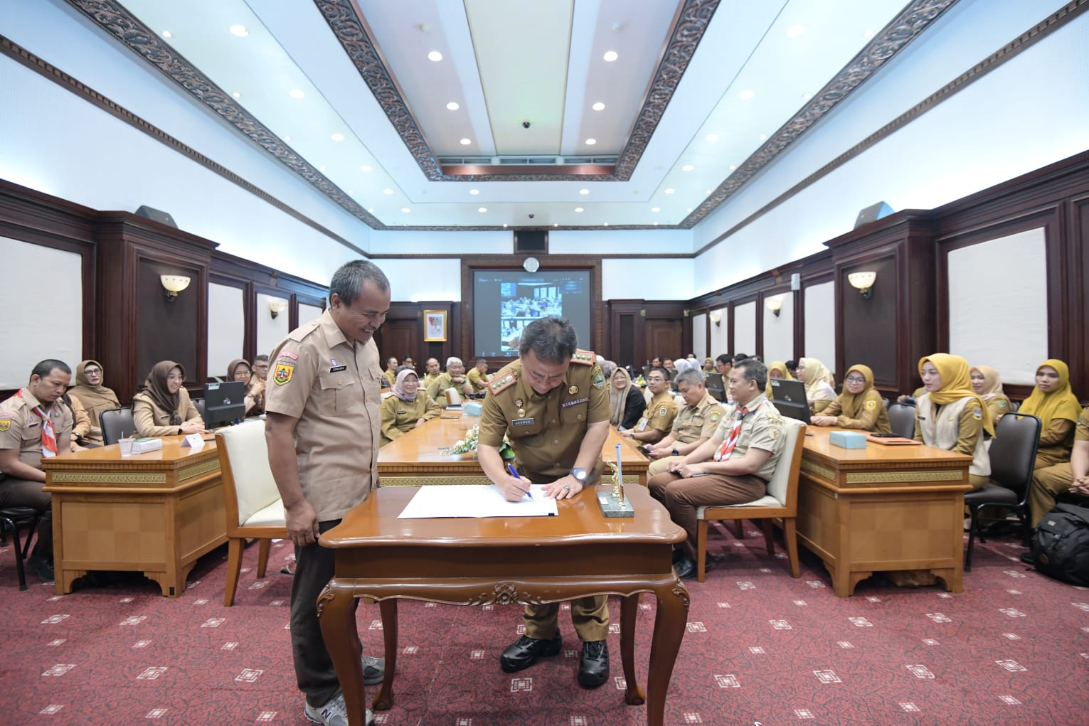 Sekda Jabar Herman Suryatman saat konsolidasi BKPSDM - BKD se - Jabar dan pencanangan Pembangunan Zona Integritas menuju Wilayah Bebas dari Korupsi di Gedung Sate, Kota Bandung, Senin (15/7/2024).