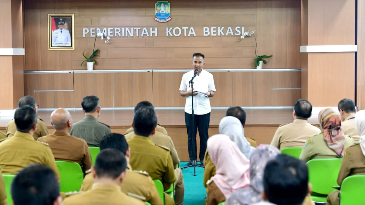 Penjabat Gubernur Jabar Bey Machmudin saat rapat konsolidasi Optimalisasi Pencapaian Indikator Makro Pembangunan Jawa Barat dengan jajaran Pemda Kota Bekasi di Kompleks Pemkot Bekasi, Senin (15/7/2024).