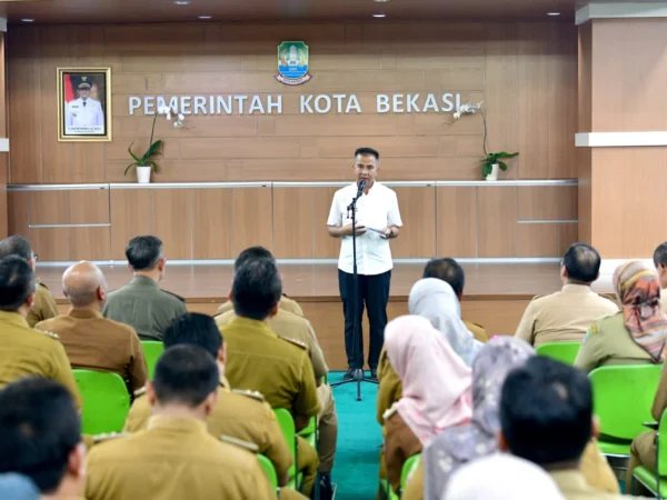 Penjabat Gubernur Jabar Bey Machmudin saat rapat konsolidasi Optimalisasi Pencapaian Indikator Makro Pembangunan Jawa Barat dengan jajaran Pemda Kota Bekasi di Kompleks Pemkot Bekasi, Senin (15/7/2024).