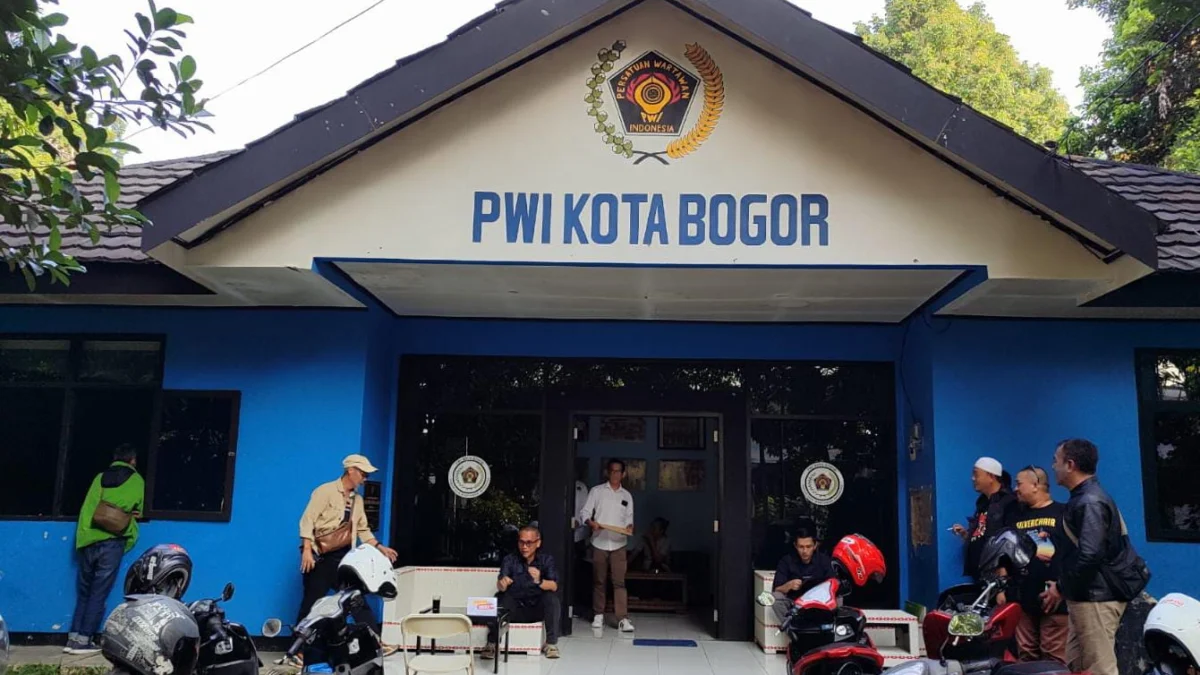 Suasana di depan Sekretariat PWI Kota Bogor, Jalan Tirto Adhi Suryo No. 4, Tanah Sareal, Kota Bogor. (Yudha Prananda / Jabar Ekspres)