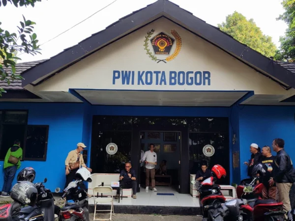 Suasana di depan Sekretariat PWI Kota Bogor, Jalan Tirto Adhi Suryo No. 4, Tanah Sareal, Kota Bogor. (Yudha Prananda / Jabar Ekspres)