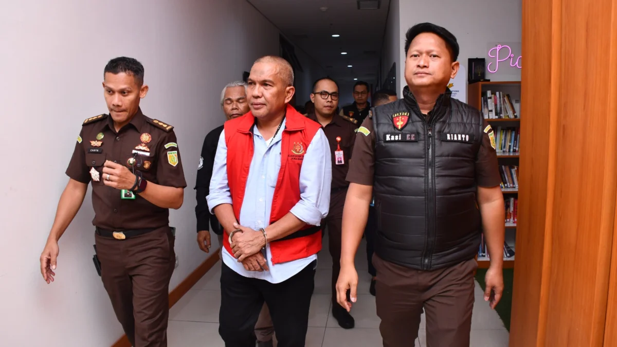 Mantan Pj Bupati Bandung Barat ditahan Kejati Jabar terkait dugaan kasus korupsi Pasar Sindang Kasih Cigasong, Kabupaten Majalengka.