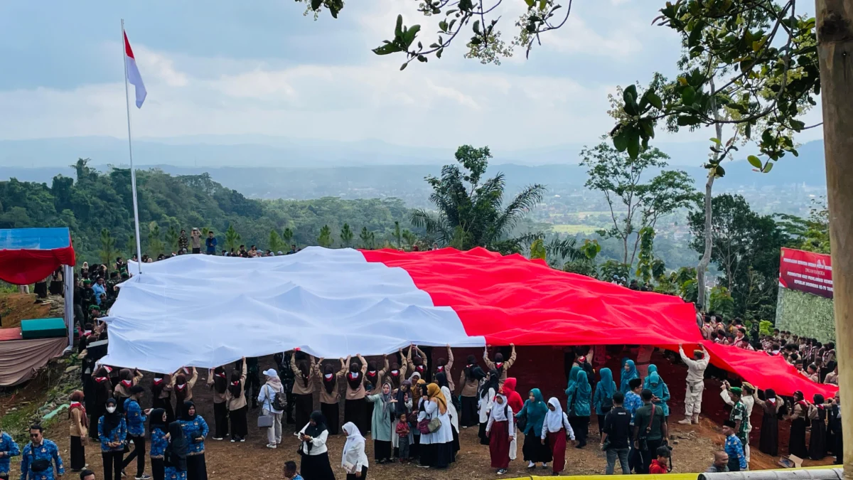 Bendera Merah Putih raksasa terbentang di kawasan wisata Lembah Penjamben Desa Binangun Kota Banjar. (Cecep Herdi / Jabar Ekspres)