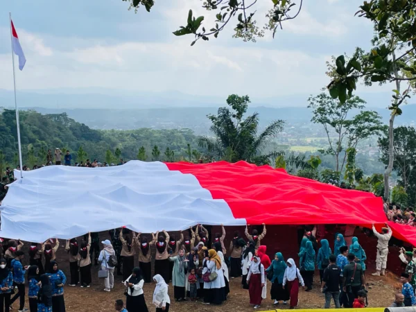 Bendera Merah Putih raksasa terbentang di kawasan wisata Lembah Penjamben Desa Binangun Kota Banjar. (Cecep Herdi / Jabar Ekspres)