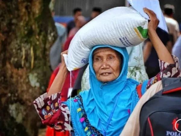 Seorang warga di Kabupaten Padang Lawas, Sumatera Utara menerima bantuan pangan 10 kg dari pemerintah. (Foto/ANTARA)
