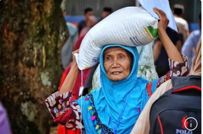 Seorang warga di Kabupaten Padang Lawas, Sumatera Utara menerima bantuan pangan 10 kg dari pemerintah. (Foto/ANTARA)