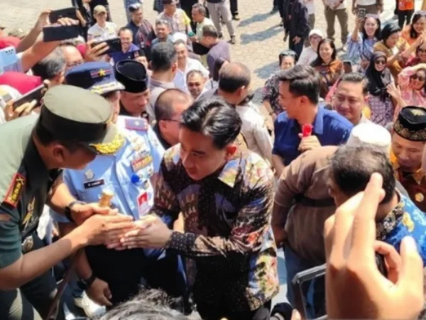 Gibran Rakabuming Raka di Kantor DPRD Kota Surakarta, Jawa Tengah, Rabu (17/7). (Foto/ANTARA)