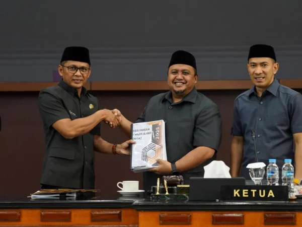 Ketua DPRD Kota Bogor, Hery Antasari menerima berkas KUA-PPAS 2025 dari Pj Wali Kota Bogor, Hery Antasari. (Yudha Prananda / Jabar Ekspres)