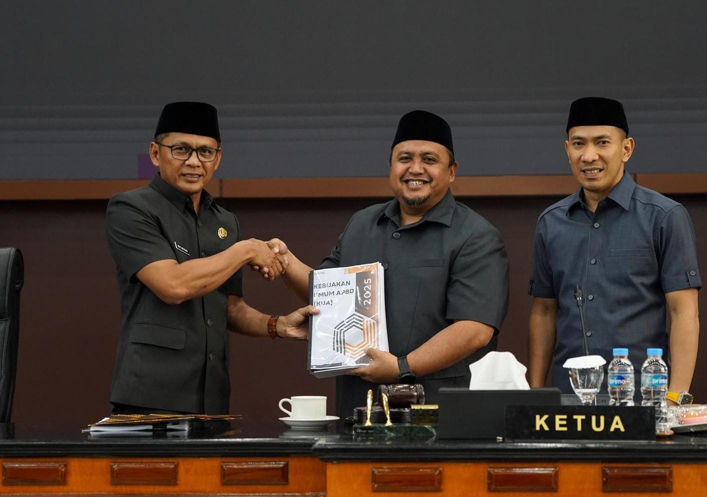 Ketua DPRD Kota Bogor, Hery Antasari menerima berkas KUA-PPAS 2025 dari Pj Wali Kota Bogor, Hery Antasari. (Yudha Prananda / Jabar Ekspres)