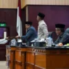Anggota DPRD Kota Bogor yang juga Juru Bicara Tim Pansus Raperda RPJPD, Ence Setiawan saat memberikan laporan kepada pimpinan DPRD Kota Bogor. (Yudha Prananda / Jabar Ekspres)