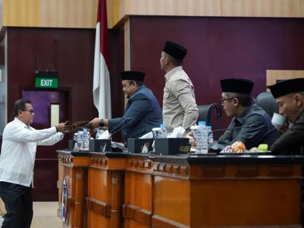 Anggota DPRD Kota Bogor yang juga Juru Bicara Tim Pansus Raperda RPJPD, Ence Setiawan saat memberikan laporan kepada pimpinan DPRD Kota Bogor. (Yudha Prananda / Jabar Ekspres)