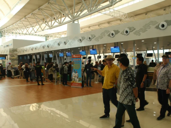 GELIAT : Aktifitas penumpang di Bandarudara Internasional Jawa Barat (BIJB) Kertajati. (son)