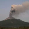 Gunung Ibu di Maluku Utara erupsi dengan amplitudo 28 mm. (Foto/ANTARA)