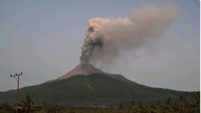 Gunung Ibu di Maluku Utara erupsi dengan amplitudo 28 mm. (Foto/ANTARA)