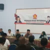 H Bambang Hidayah (dua dari kanan) memberikan paparan dalam acara konsolidasi internal DPC Partai Gerindra, Rabu 17 Juli 2024 malam. Ia resmi diusung Partai Gerindra sebagai balon Wali Kota Banjar dalam Pilkada Banjar tahun 2024. (Cecep Herdi/Jabar Ekspres)