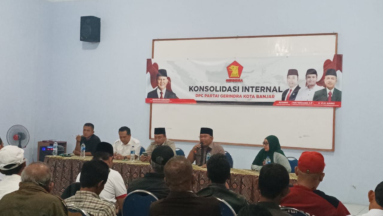 H Bambang Hidayah (dua dari kanan) memberikan paparan dalam acara konsolidasi internal DPC Partai Gerindra, Rabu 17 Juli 2024 malam. Ia resmi diusung Partai Gerindra sebagai balon Wali Kota Banjar dalam Pilkada Banjar tahun 2024. (Cecep Herdi/Jabar Ekspres)