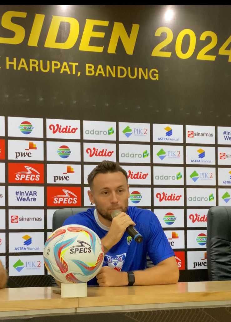 Marc Klok saat mengutarakan target realistis Persib di Piala Presiden 2024, pada sesi PMPC di Stadion Si Jalak Harupat, Kamis (18/6). (Sadam / JE)