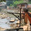 Salah satu warga setempat saat menunjukkan lokasi ditemukannya jasad bocah mengambang di aliran Sungai Cipakancilan, Bondongan, Kota Bogor, Kamis (18/7). (Yudha Prananda / Jabar Ekspres)