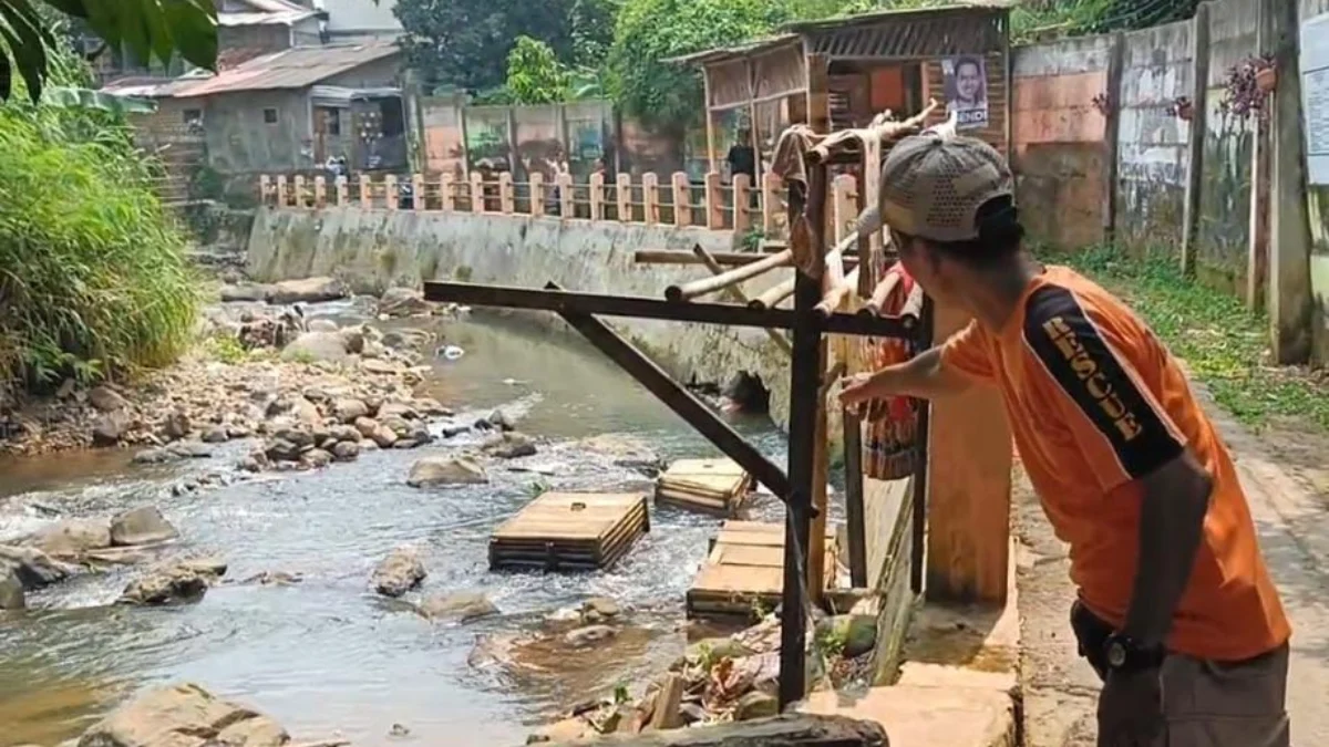 Salah satu warga setempat saat menunjukkan lokasi ditemukannya jasad bocah mengambang di aliran Sungai Cipakancilan, Bondongan, Kota Bogor, Kamis (18/7). (Yudha Prananda / Jabar Ekspres)