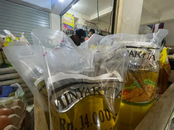 Harga Minyakita di Pasar Tagog Padalarang, Bandung Barat naik Rp1.000. Kamis (18/7). Foto Jabar Ekspres