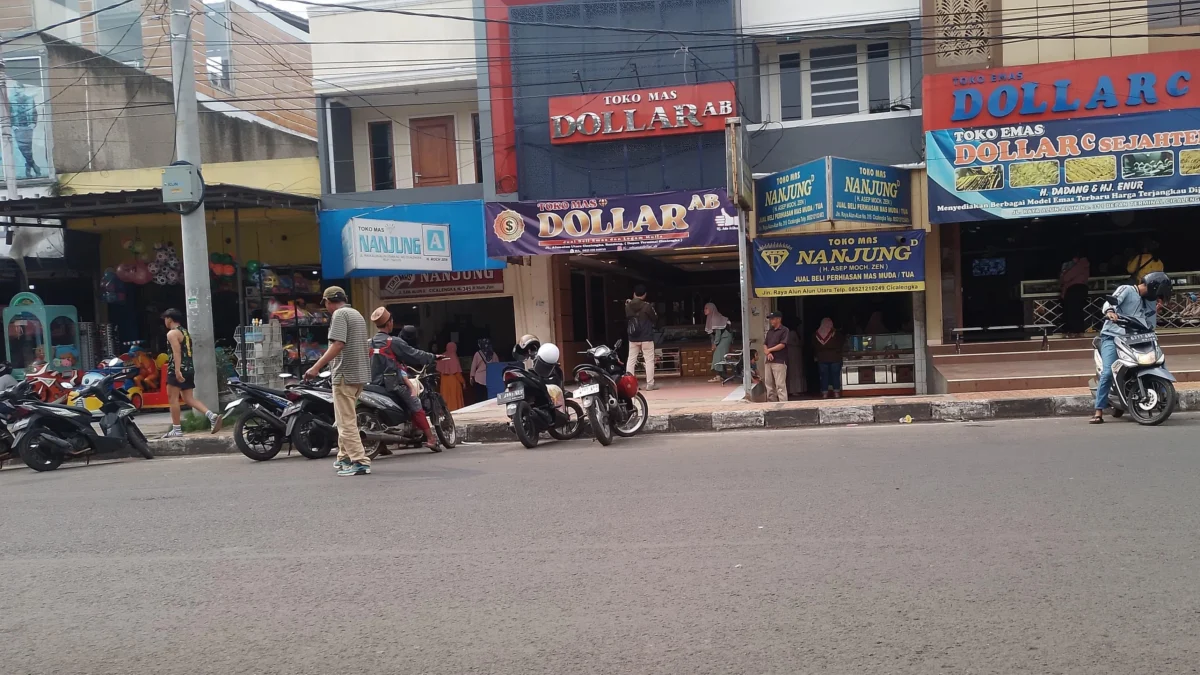 Parkiran liar ilegal yang memakan bahu jalan di wilayah Kecamatan Cicalengka, Kabupaten Bandung. (Yanuar/Jabar Ekspres)