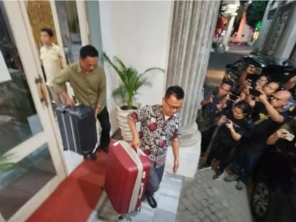 Petugas KPK keluar dari ruang Wakil Wali Kota dan Sekda Semarang di Kompleks Balai Kota Semarang. (foto/ANTARA)