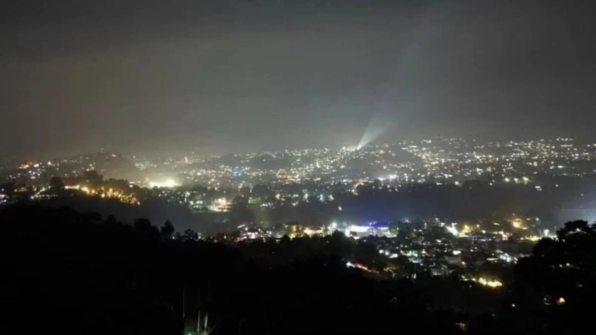 Lampu sorot dari salah satu pusat hiburan masyarakat di kawasan Lembang membuat pengamatan bintang di Observatorium Bosscha lumpuh. Dok instagram bosschaobservatory