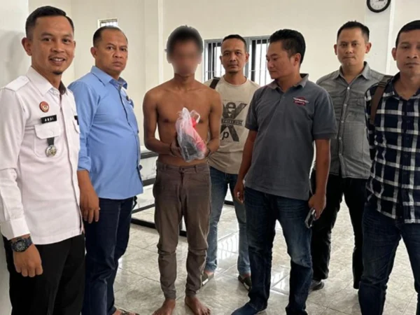 Tahanan berinisial 'MN' (tiga dari kiri) diringkus petugas Lapas Banjar karena membawa narkotika jenis Sabu usai menjaladi sidang di Pengadilan Negeri Banjar baru-baru ini. (Istimewa)