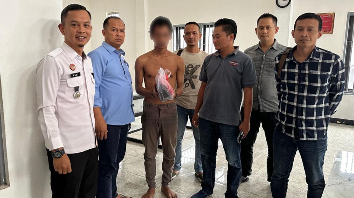 Tahanan berinisial 'MN' (tiga dari kiri) diringkus petugas Lapas Banjar karena membawa narkotika jenis Sabu usai menjaladi sidang di Pengadilan Negeri Banjar baru-baru ini. (Istimewa)