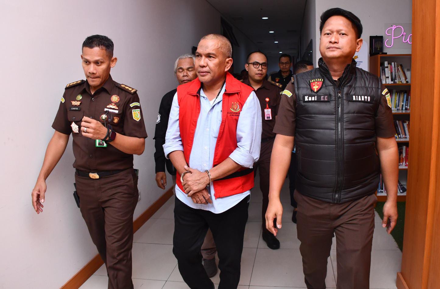 Ist. Mantan Pj Bupati KBB, Arsan Latif (tengah) saat akan menjalani proses penahanan atas kasus dugan korupsi. Dok Kejati Jabar