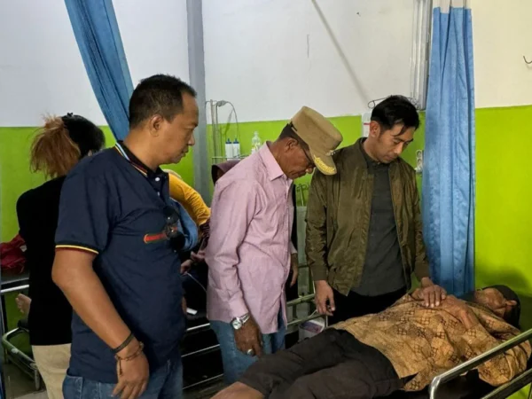 Plt Kadis Kesehatan Bandung Barat, Deni Achmad saat memantau kondisi para korban dugaan keracunan makanan di Saguling. Sabtu (20/7). Foto Dinkes KBB