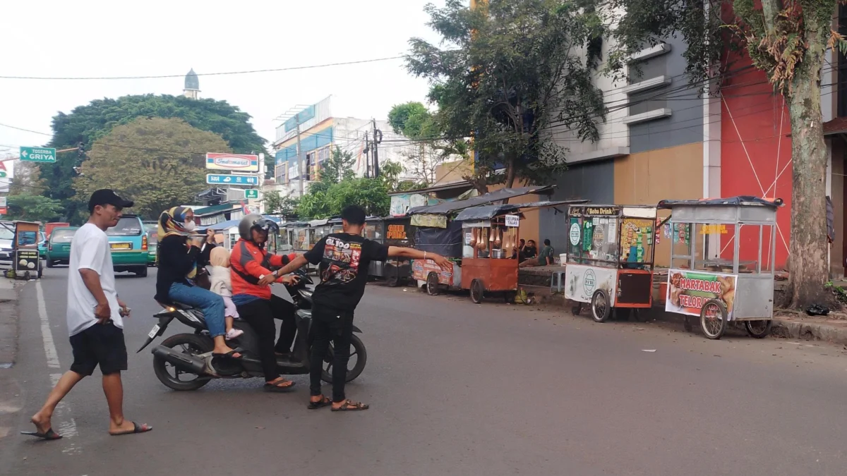 Parkiran liar ilegal yang memakan bahu jalan di wilayah Kecamatan Cicalengka, Kabupaten Bandung. (Yanuar/Jabar Ekspres)