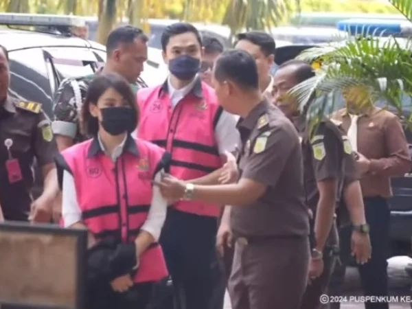 Tersangka dugaan kasus korupsi timah Harvey Moeis dan Helena Lim tiba di Kejari Jakarta Selatan, Senin (22/7/2024). (Instagram / Kejaksaan RI)