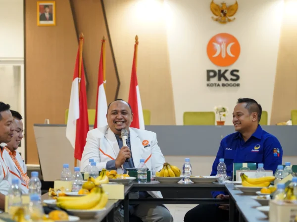 Ketua DPD PKS Kota Bogor, Atang Trisnanto nampak guyub bersama Ketua DPD Partai NasDem Kota Bogor, Benninu Argoebie. (Yudha Prananda / Jabar Ekspres)