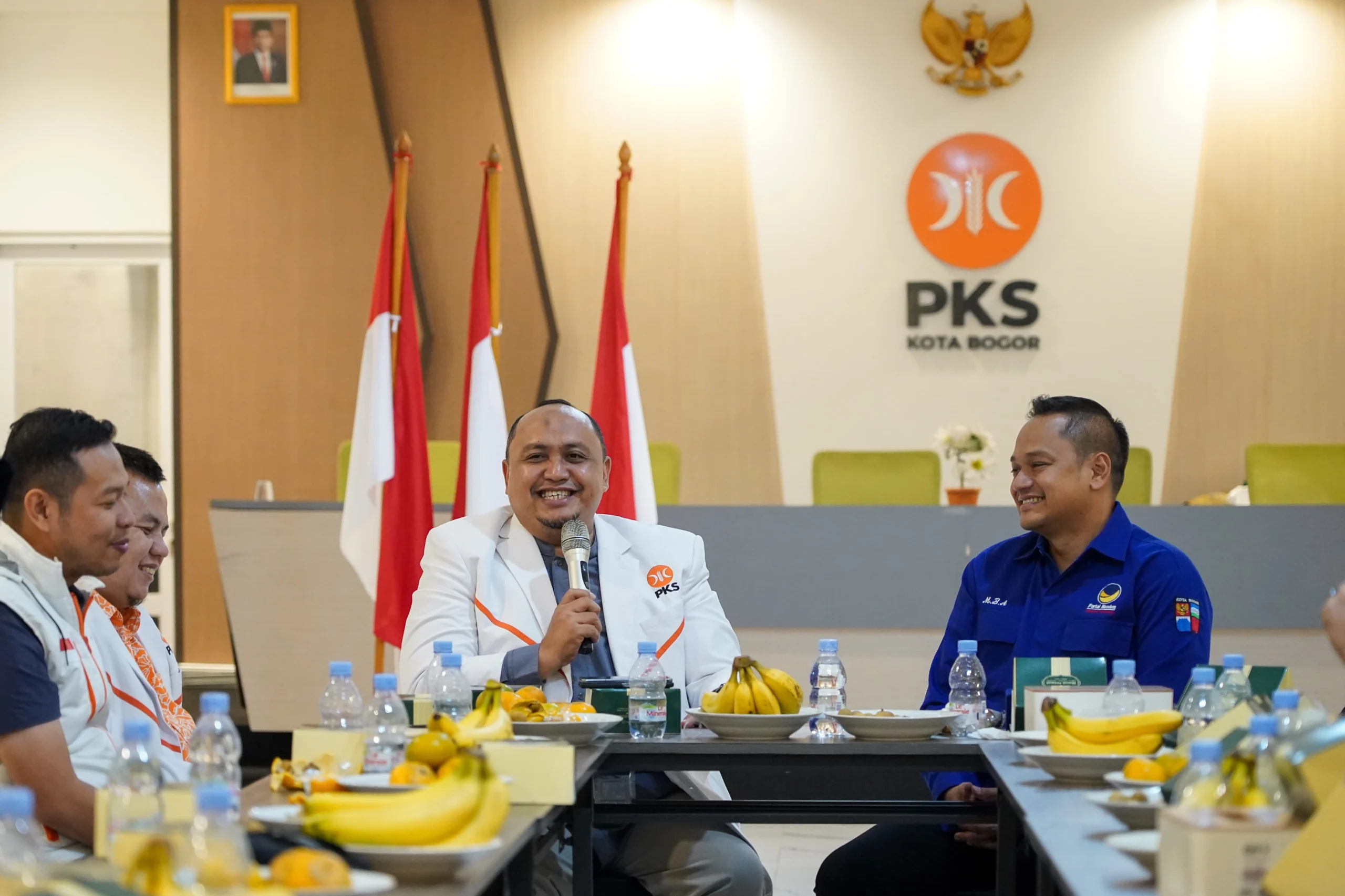 Ketua DPD PKS Kota Bogor, Atang Trisnanto nampak guyub bersama Ketua DPD Partai NasDem Kota Bogor, Benninu Argoebie. (Yudha Prananda / Jabar Ekspres)