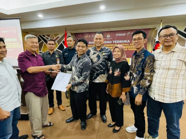 H Akhmad Dimyati (dua kiri) menerima berita acara pengesahan dokumen berita acara hasil verifikasi faktual dari Ketua KPU Kota Banjar, Muhamad Mukhlis, Selasa 23 Juli 2024. (Cecep Herdi/Jabar Ekspres)