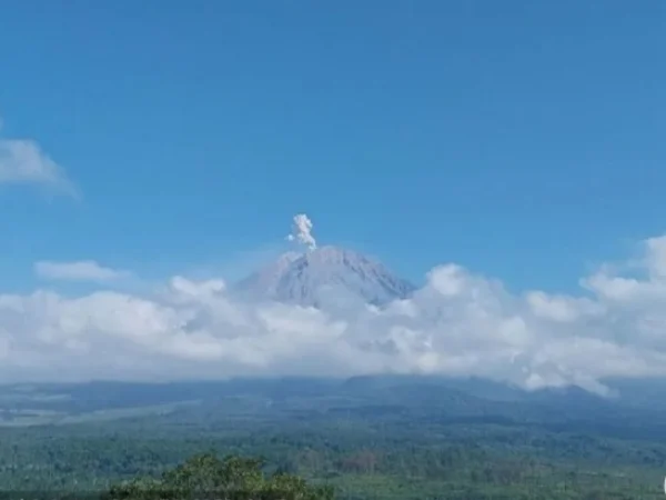 Gunung Semeru erupsi yang terpantau dari Pos Pengamatan Gunung Semeru di Lumajang, Minggu (21/7). (foto/ANTARA)