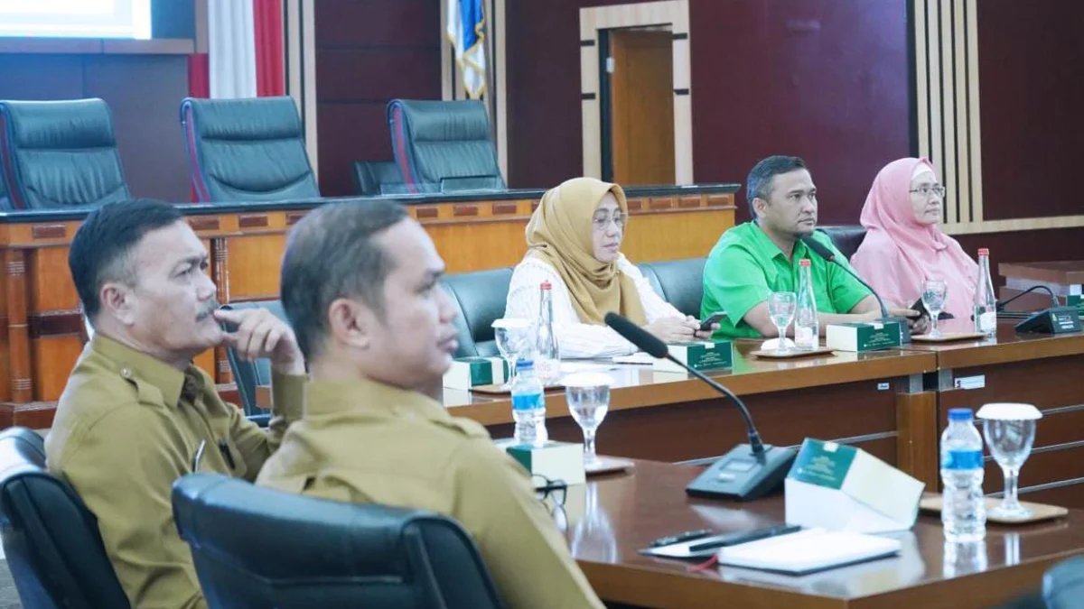 Jajaran Komisi IV DPRD Kota Bogor bersama jajaran Disdik Kota Bogor saat menggelar rapat koordinasi. (Yudha Prananda / Jabar Ekspres)