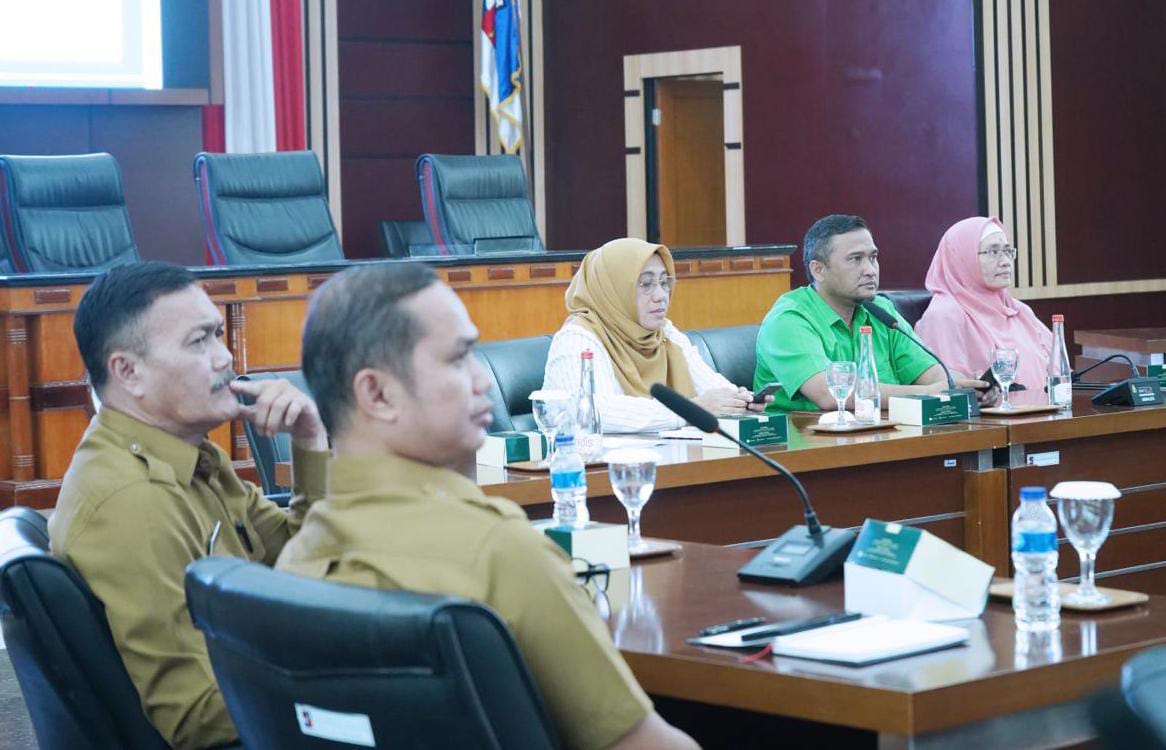 Jajaran Komisi IV DPRD Kota Bogor bersama jajaran Disdik Kota Bogor saat menggelar rapat koordinasi. (Yudha Prananda / Jabar Ekspres)