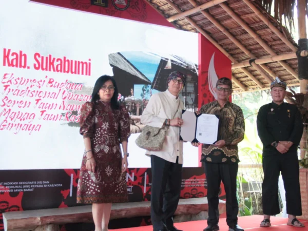 Menkumham Yasonna H Laoly saat menyerahkan sertifikat KIK dan menerima gelar adat dari BOMA di Pasir Impun, Selasa (23/7).