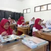 Para murid saat mengambil dan menyantap paket makan siang gratis di SDN 004 Guruminda, Kecamatan Cisaranten Kulon, Selasa (23/7). (Nizar/Jabar Ekspres)