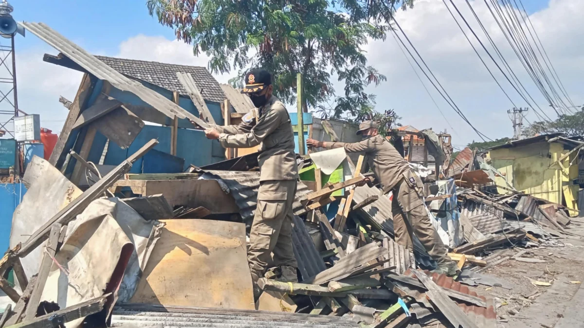 Penertiban bangunan kios ilegal alias liar di Jalan Raya Bandung-Garut, wilayah Desa Cipacing, Kecamatan Jatinangor oleh Satpol PP Kabupaten Sumedang.