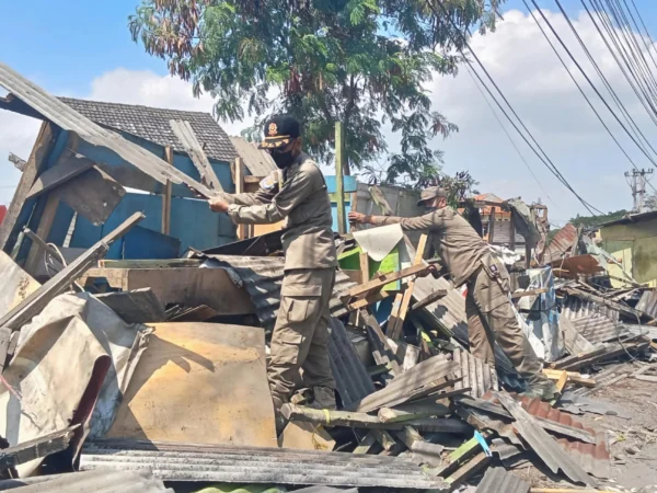Penertiban bangunan kios ilegal alias liar di Jalan Raya Bandung-Garut, wilayah Desa Cipacing, Kecamatan Jatinangor oleh Satpol PP Kabupaten Sumedang.