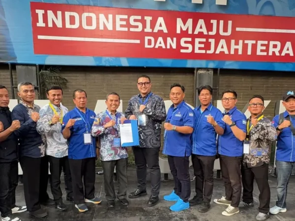 Gilang dan Didik usai menerima rekomendasi dari Partai Demokrat untuk maju di Pilkada Bandung Barat 2024. Dok instagram (pdemokrat_kbb)