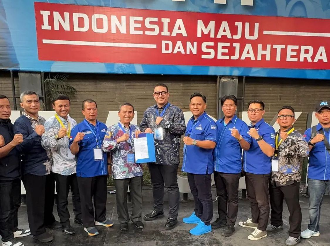 Gilang dan Didik usai menerima rekomendasi dari Partai Demokrat untuk maju di Pilkada Bandung Barat 2024. Dok instagram (pdemokrat_kbb)