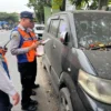 Doc. Petugas Dinas Perhubungan (Dishub) saat Merazia Parkir Liar di Sejumlah Ruas Jalan di Kota Cimahi (Ist)
