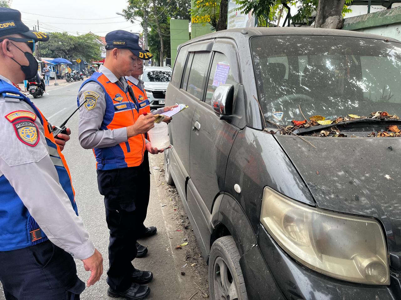 Doc. Petugas Dinas Perhubungan (Dishub) saat Merazia Parkir Liar di Sejumlah Ruas Jalan di Kota Cimahi (Ist)